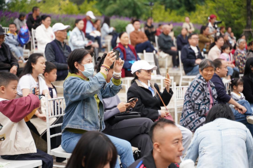 盛世华章,国庆献礼--金牛区举办75周年国庆活动：红色记忆livehouse”朗诵音乐会