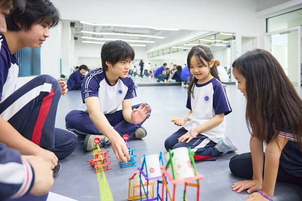 2026年3月，陈广宇作为顶点神经科学课程毕业班的一员，为低年级小朋友精心制作了一批创意玩具。