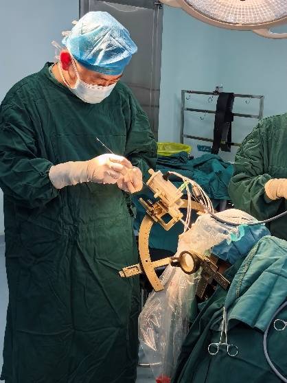 湖南地级市首例！“脑机接口”闭环脑起搏器手术治疗帕金森病在永州市中心医院成功实施